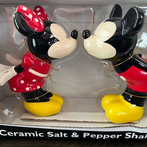 NWT-Disney Mickey and Minnie Kissing Salt and Pepper Shakers - Picture 5 of 11